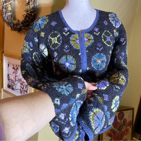 A GIANNETTI Size Large Zip Front Sweater Flowers Hand-Knit Shetland Wool Cozy - Picture 8 of 16